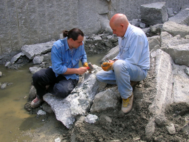 al lavoro rompendo sassi  - ricerca minerali