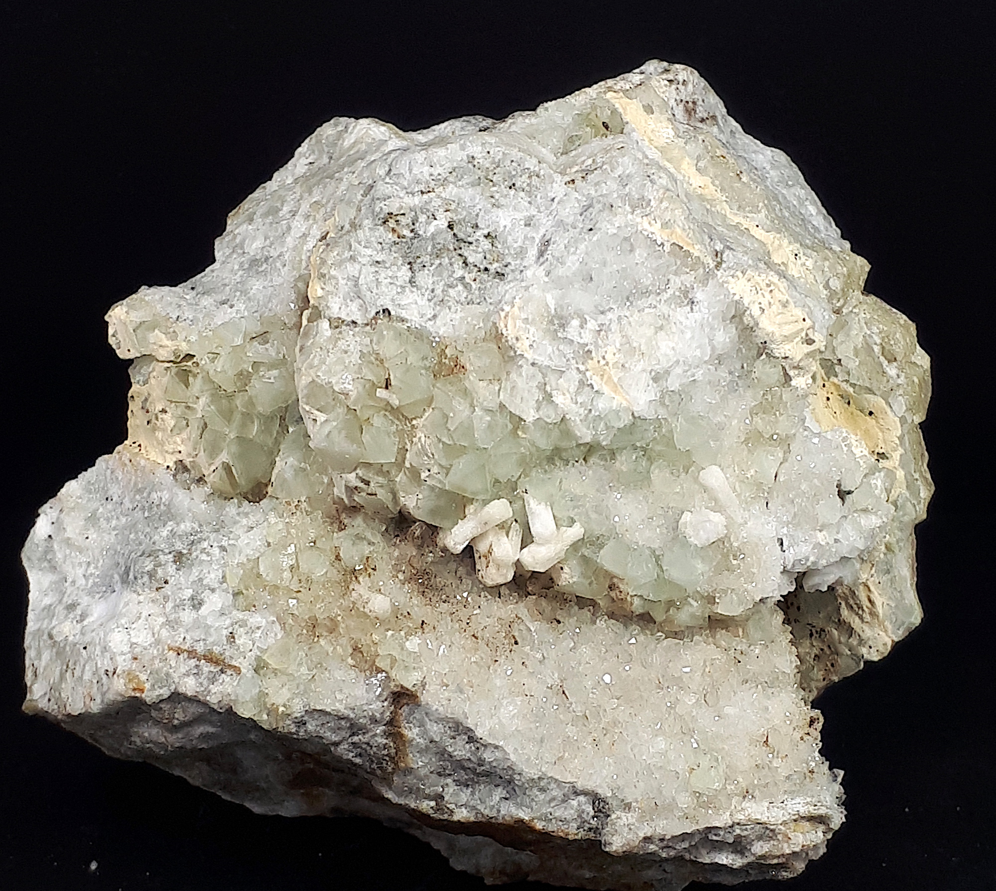 minerali alpini, campione di Fluorite con Quarzo e Stellerite - dimensioni 6x6x5 cm