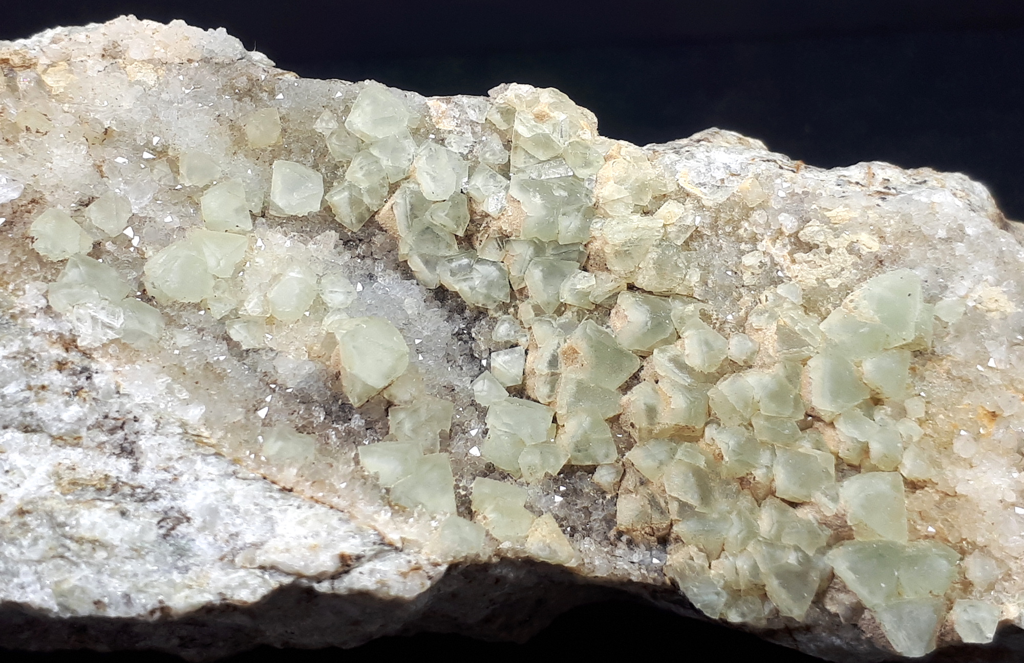 minerali alpini, particolare del campione di Fluorite con Quarzo - dimensioni campione 10x4x3 cm