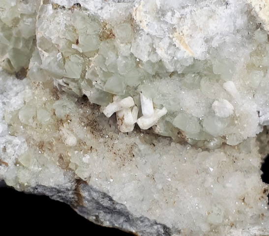 minerali alpini, particolare del campione di Fluorite su Quarzo con Stellerite - dimensioni 6x6x5 cm