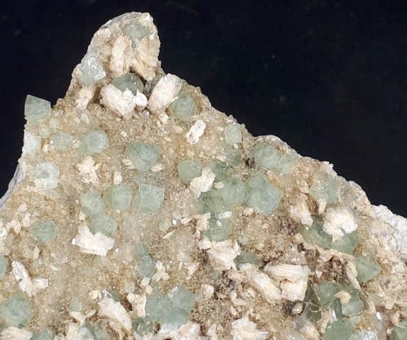 minerali alpini, particolare del campione di Fluorite con Quarzo ed Epistilbite  - dimensioni 7,5x4x3 cm