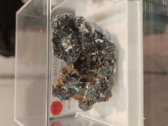 minerale esposto alla fiera preziosa rutilo su ematite provenienza Brazil