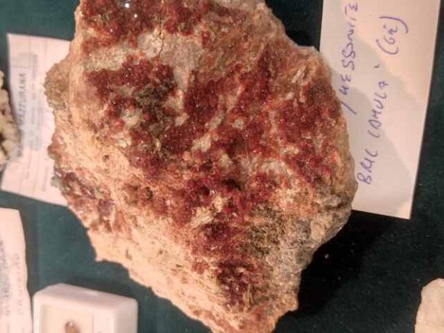minerale granato varietà hessonite esposto alla fiera preziosa di Milano