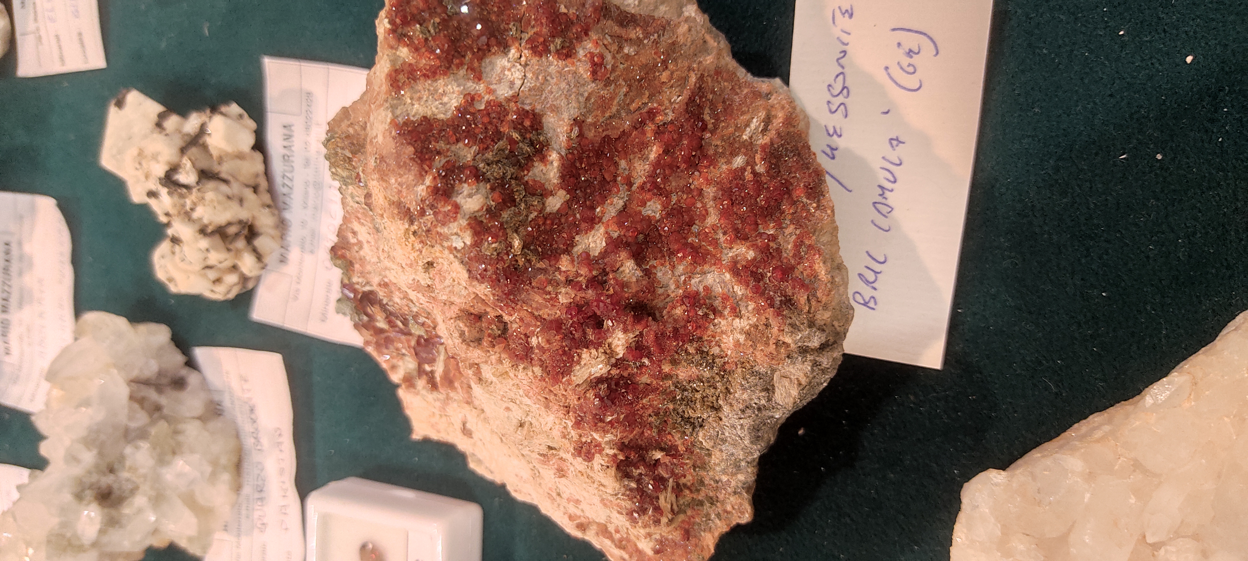 minerale granato varietà hessonite esposto alla fiera preziosa di Milano