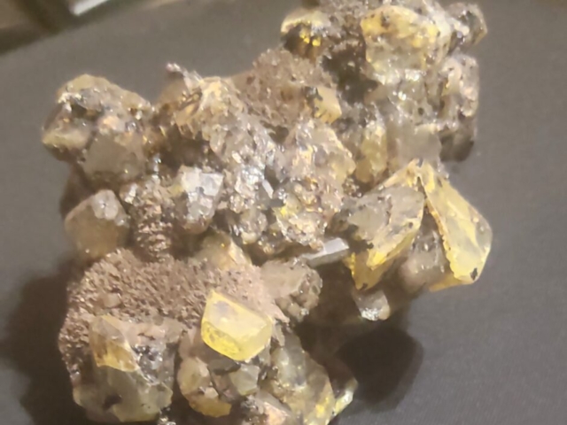 minerali campione di zolfo bituminoso proveninza miniere di Cozo Disi Sicilia